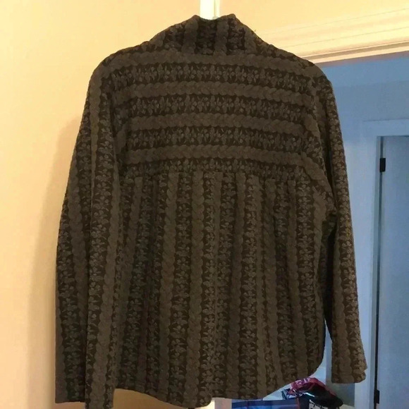 Great Cavalier short button up coat with two open front pockets. - Picture 6 of 8